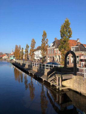 Friesland, Hollanda 'da sonbahar boyunca IJlst' te Kanal