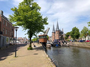 Sneek, Hollanda 'daki su kapısının yanındaki tekne için köprü açılıyor.