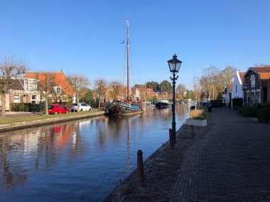Friesland, Hollanda 'da sonbahar boyunca IJlst' te Kanal