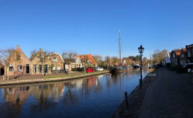 Friesland, Hollanda 'da sonbahar boyunca IJlst' te Kanal