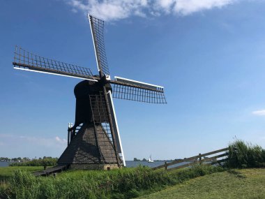 Hollanda, Friesland, Oudega köyü yakınlarında yel değirmeni doris mooltsje.