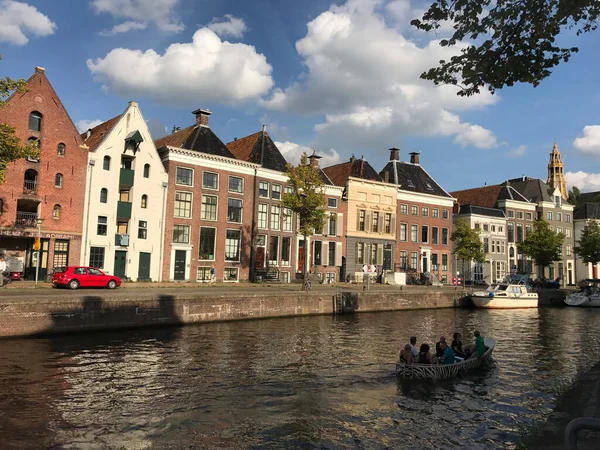 在荷兰格罗宁根古城附近有船的运河 — 图库照片