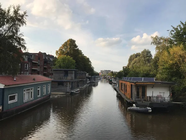 Canal Con Casas Flotantes Groningen Países Bajos —  Fotos de Stock