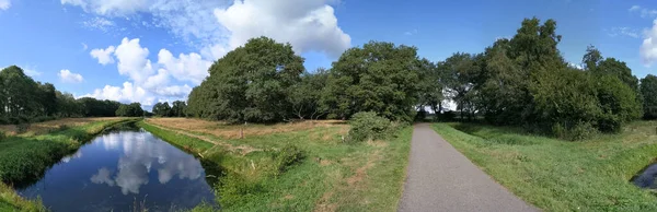 Wolkenreflexion Einem Fluss Rund Westerbork Drenthe Niederlande — Stockfoto