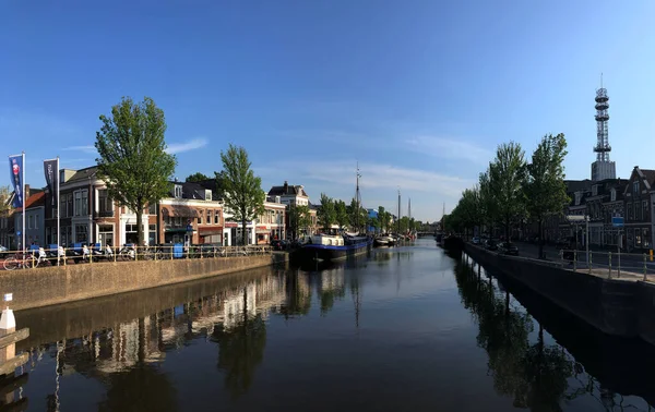 Leeuwarden, Friesland, Hollanda 'daki bir kanaldan Panorama