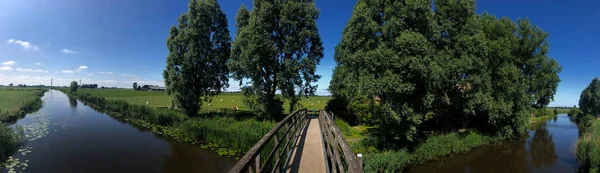 Панорама Моста Через Канал Между Бартлехием Альдцьерком Фрисландии Нидерланды — стоковое фото