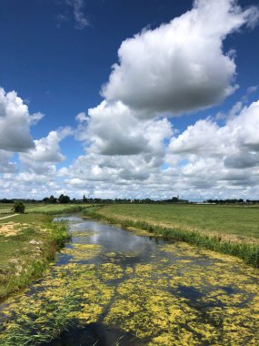 Friesland 'daki Boksum çevresindeki kanal ve tarım arazileri Hollanda