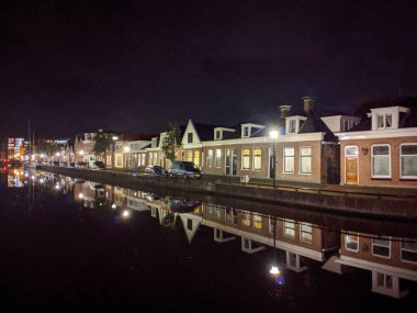 Geceleri Sneek, Friesland, Hollanda 'da kanalda konaklamak
