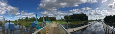 Gelderland, Hollanda 'daki Eski İjssel' deki bir nehir kilidinden panorama