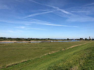 Zutphen, Gelderland ve Hollanda çevresindeki IJssel nehrinde kargo gemisi.