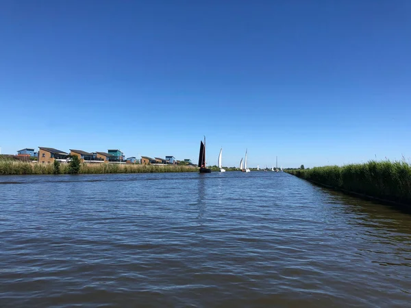 Zeilen Een Kanaal Bij Heeg Friesland — Stockfoto