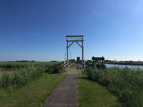 オランダのフリースラントにある小さな橋 — ストック写真