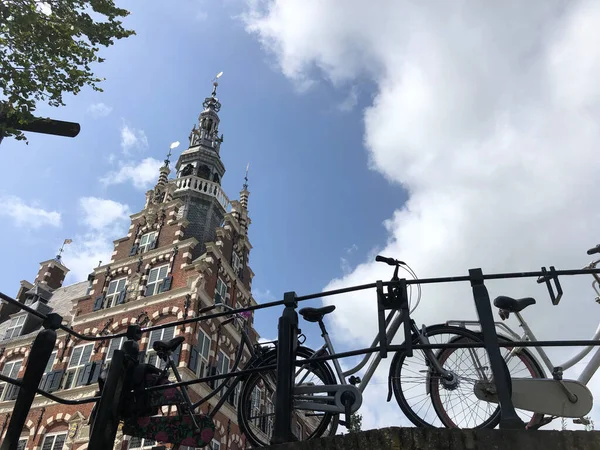 Fietsen Een Brug Naast Het Stadhuis Van Franeker Friesland Nederland — Stockfoto