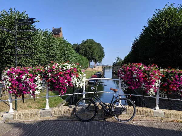 Bicicleta Uma Ponte Canal Sloten Friesland Países Baixos — Fotografia de Stock
