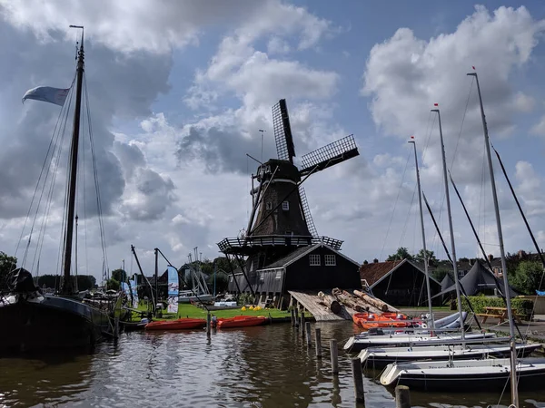 Школа Саила Вокруг Ветряной Мельницы Вувенде Фрисландия Нидерланды — стоковое фото