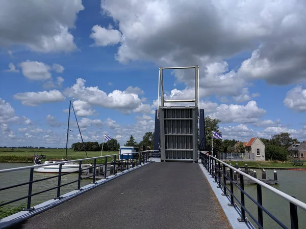 荷兰弗里斯兰一座帆船的舰桥通车 — 图库照片