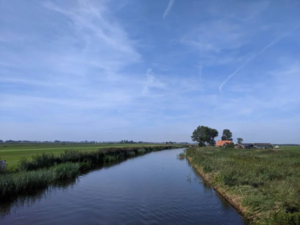 弗里斯兰和荷兰Overijssel之间的运河 — 图库照片