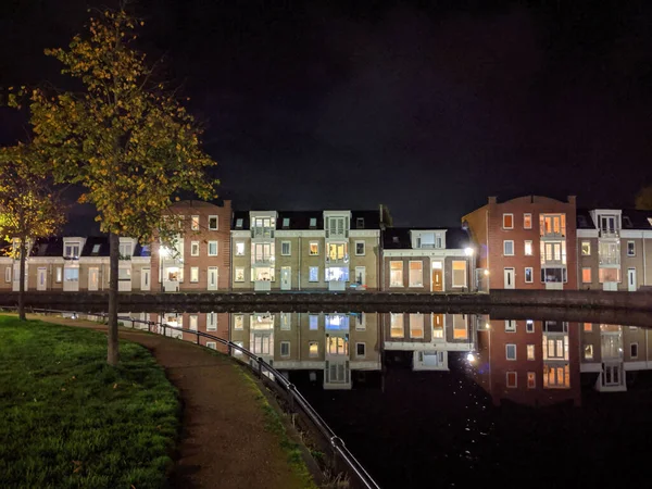 Alojamento Longo Canal Noite Sneek Frísia Países Baixos — Fotografia de Stock