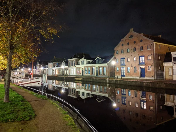 Vivienda Largo Del Canal Por Noche Sneek Frisia Países Bajos —  Fotos de Stock