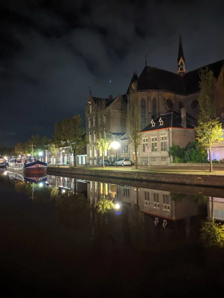 Kyrkan Längs Kanalen Natten Sneek Friesland Nederländerna — Stockfoto