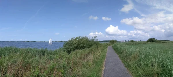 フリースラントの湖を航海する オランダ — ストック写真