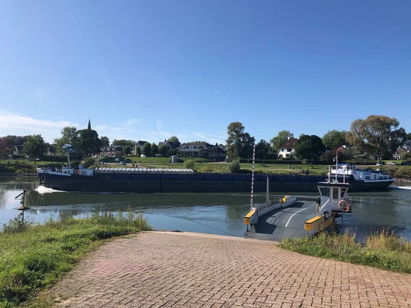 Ferry Vrachtschip Aan Ijssel Tussen Olburgen Dieren Gelderland — Stockfoto