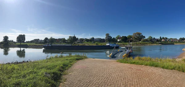 Olburgen Dieren Arasındaki Ijssel Nehrindeki Feribot Kargo Gemisi Hollanda — Stok fotoğraf
