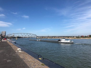 Nijmegen, Hollanda 'daki Waal Nehri' nde kargo gemisi.