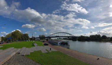 Hollanda, Arnhem 'deki Nederrijn nehri üzerindeki John Frost köprüsü.