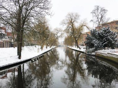 Kış boyunca Sneek 'in etrafındaki kanal