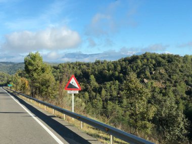 İspanya 'da yokuş aşağı işareti