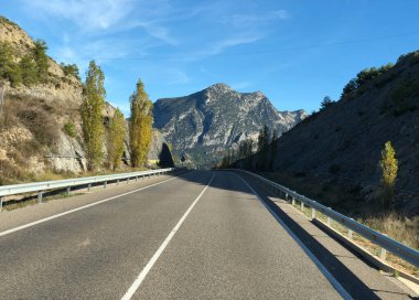 Katalonya, İspanya 'da Coll de Nargo' ya doğru gidiyoruz.