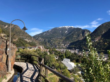 Andorra la Vella çevresindeki dağlarda yol 