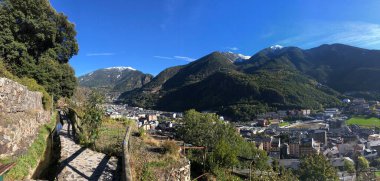 Andorra la Vella çevresindeki dağlarda bir patikadan panorama