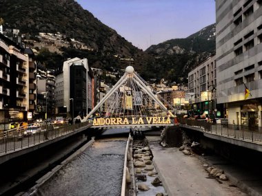 Andorra La Vella Andorra 'daki Pont de Paris köprüsünde.