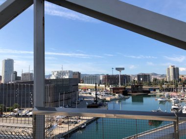 İspanya 'nın Barcelona kentindeki Liman Forumu üzerindeki köprü