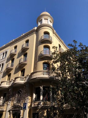 Barcelona, İspanya 'da Carrer del Torrent de l' Olla 'nın köşesinde bir bina.
