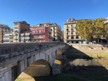 İspanya 'nın Girona kentindeki Onyar Nehri üzerindeki Pont de Pedra köprüsü