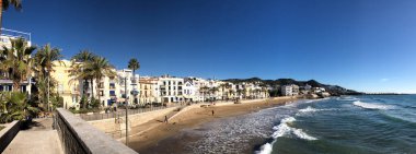 İspanya, Sitges 'deki San Sebastian plajından Panorama