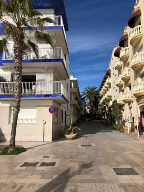 İspanya Sitges 'de San Sebastian plajı bulvarı.