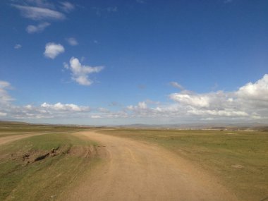 Moğolistan kırsalından geçen yol