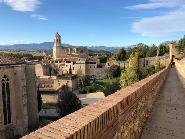 Toeristen Wandelen Aan Stadsmuur Van Girona Spanje — Stockfoto