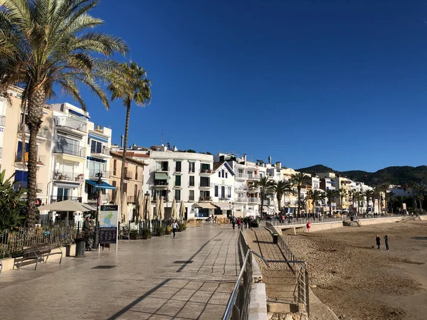 スペイン シッチェスのサンセバスチャンビーチ周辺の大通り — ストック写真