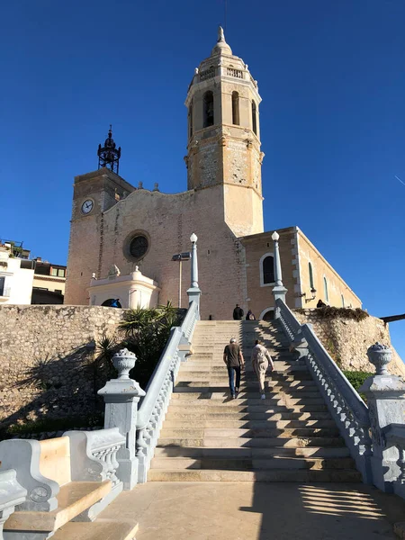 Paar Wandelingen Naar Kerk Van Sant Bartomeu Santa Tecla Sitges — Stockfoto