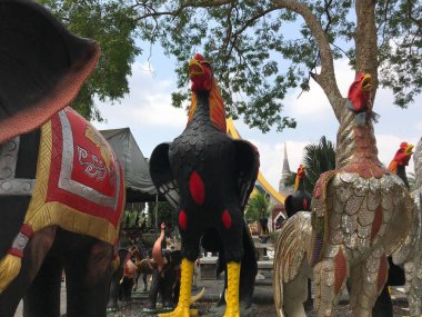 Wat Yai Chai Mongkhon 'da büyük horoz heykelleri. Tayland, Ayutthaya' da bir Budist tapınağı.
