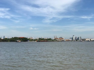 Bangkok Tayland 'da Chao Phraya Nehri' ni geçmek