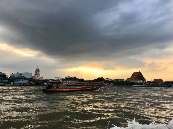 Темные Облака Закате Над Рекой Чао Прайя Бангкоке Тайлан — стоковое фото