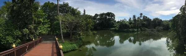 泰国曼谷Nakhon Khuean Khan公园和植物园湖中的全景 — 图库照片