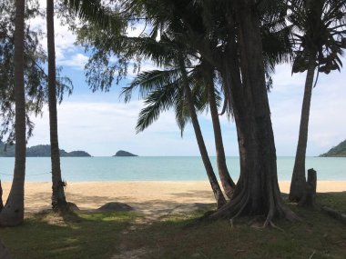 Koh Chang Tayland 'da Chang Noi Sahili' ne giden yol.