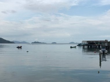 Koh Chang Tayland 'daki Bang Bao Körfezi' nden geçen küçük bir tekne.